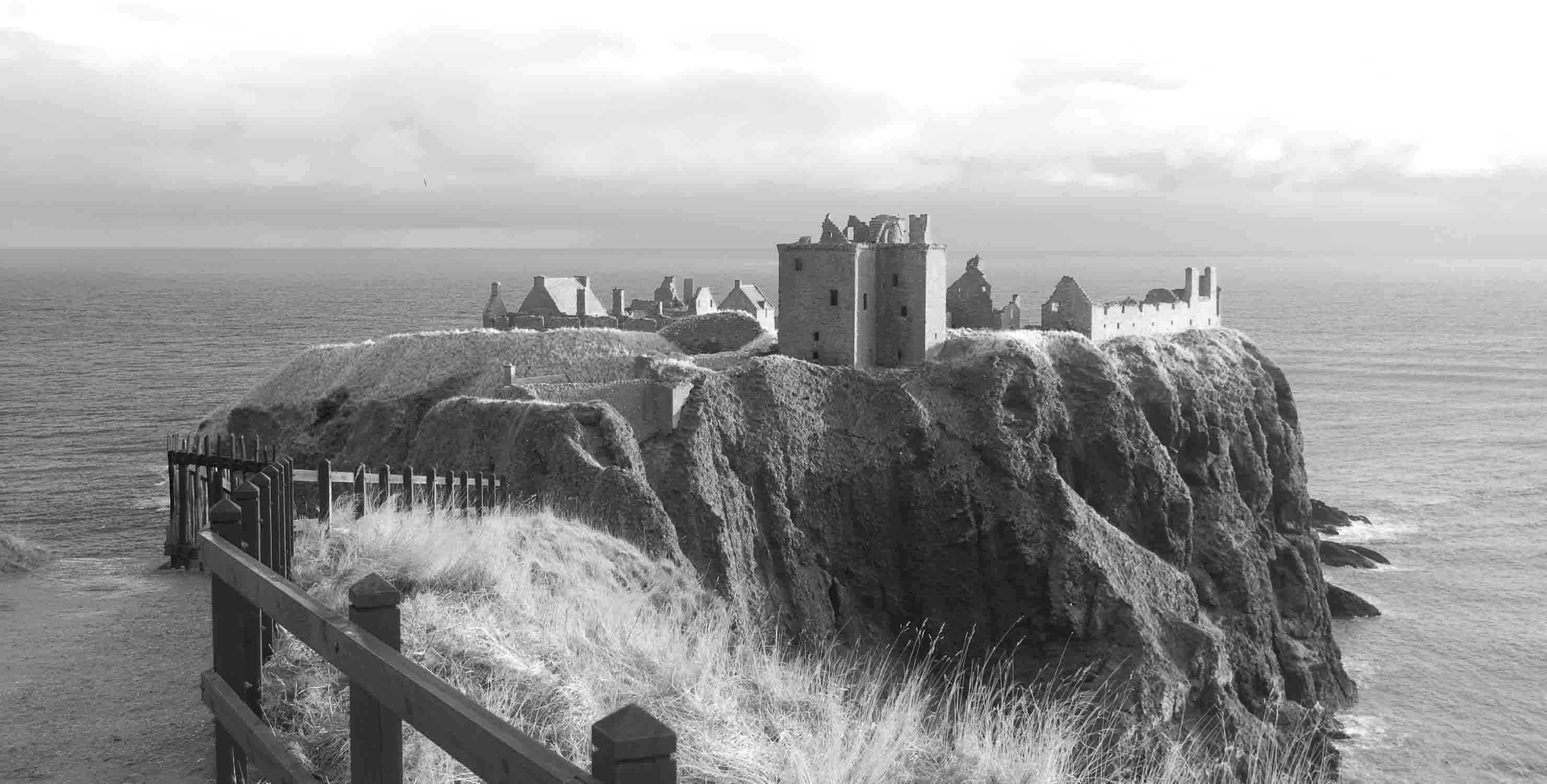 Dunnottar Castle BW min.jpg